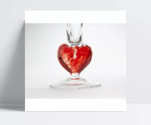 裝著紅色液體的心形玻璃工藝品 藝術與實用的完美結合